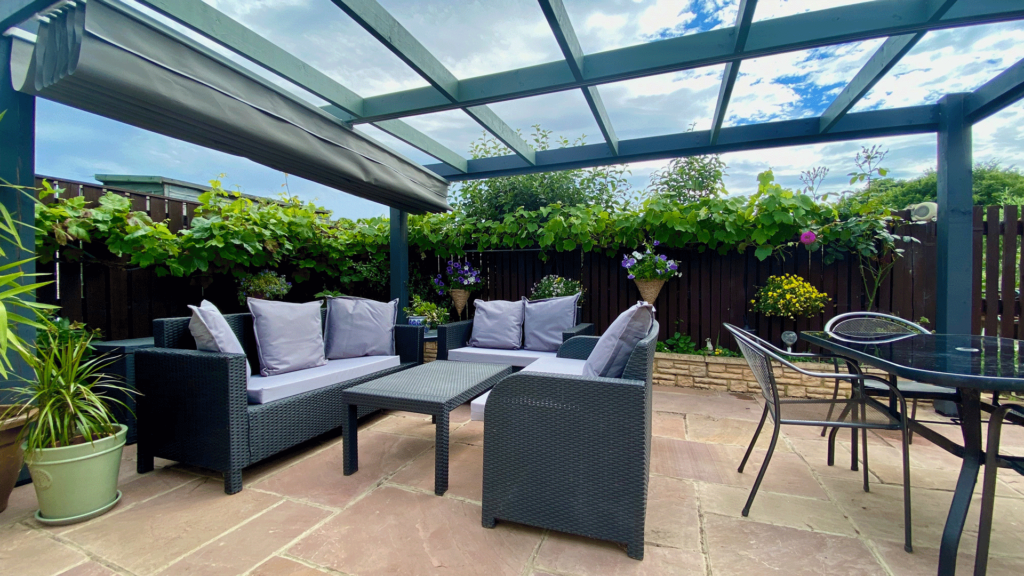 Canopy pergola with an open retractable shade